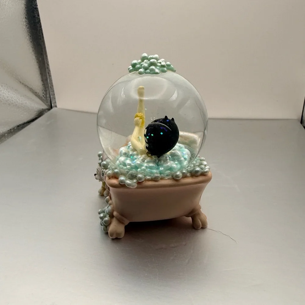 Betty Boop Bubble Bath Snowglobe - Picture 2 of 6